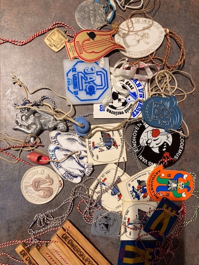 Annemiek heeft carnavalsonderscheidingen en Annie zes stoelen