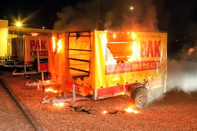 Aanhangwagens vliegen in brand bij tankstation aan de Nieuwe Tielseweg in Tiel