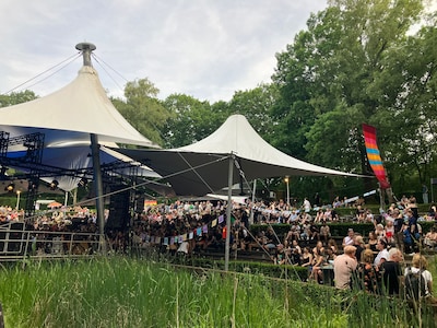 Zo viert bekend Nijmeegs café De Plak 50-jarig bestaan, protestband na decennia weer op het podium