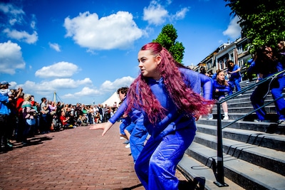 Arnhem viert feest op de Rijnkade: wapen dat decennia spoorloos was, siert nu nieuwe kademuur