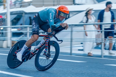 Joshua Tarling noteert week na dood van broertje snelste tijd in openingstijdrit, wat kunnen Van Aert en Pogacar?