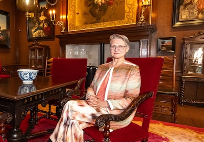 Saskia (63) werd verliefd op dit huis en liet het 30 jaar niet meer los: nu krijgt ze de erepenning 