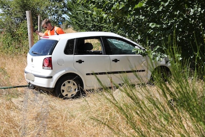 Auto belandt in de bosjes langs de A4 bij Halsteren, file door ongeval
