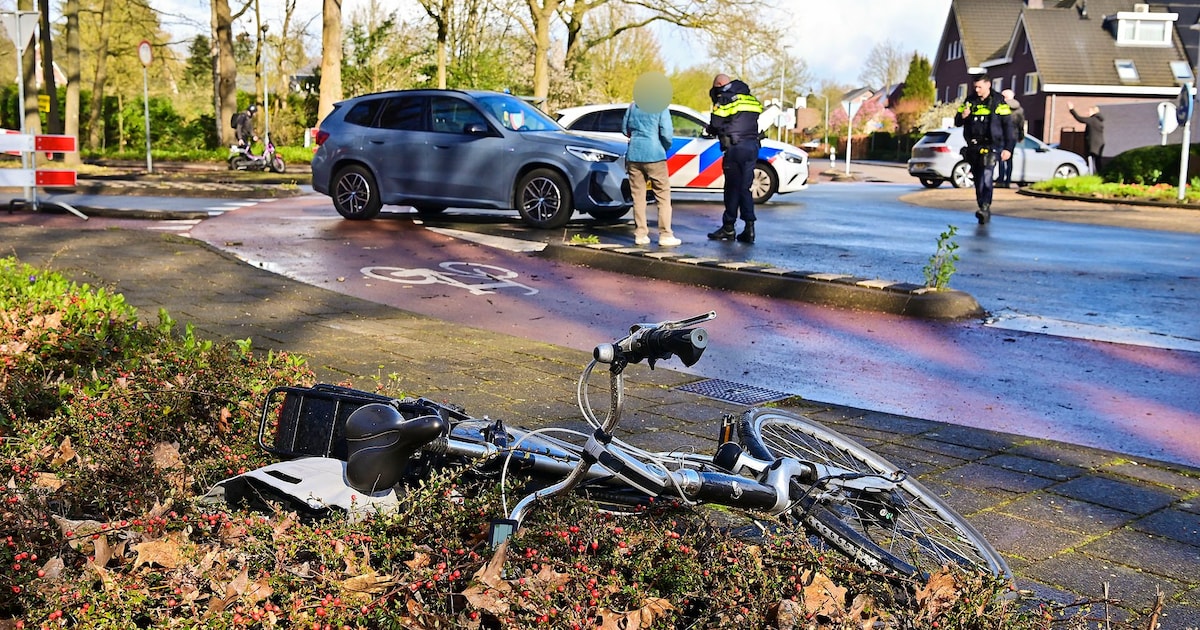 Fietser aangereden op rotonde in Valkenswaard, automobilist te geschrokken om verder te rijden