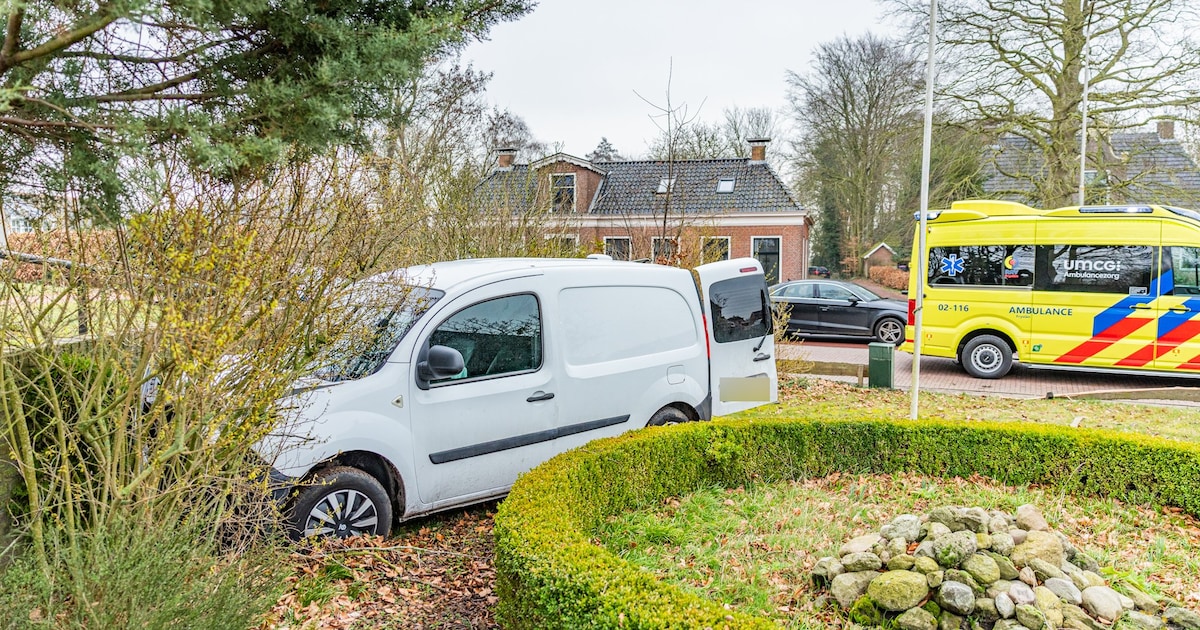 Auto rijdt dwars door tuin van woning aan de Tsjerkebuorren in Twijzel