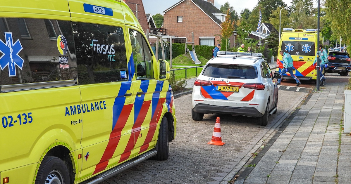 Fietser met hoofdwond met spoed naar ziekenhuis na botsing met auto in Drachten