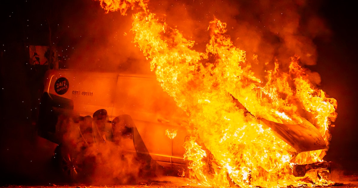 Bestelbus brandt uit in Doesburg, politie onderzoekt mogelijke brandstichting