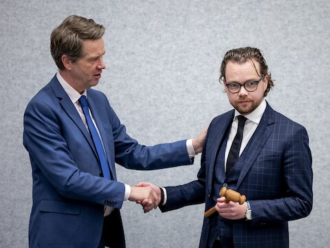 Daan de Kort (VVD, rechts) krijgt de voorzittershamer van Martin Bosma. Het is onzeker of De Kort in de Kamer blijft.