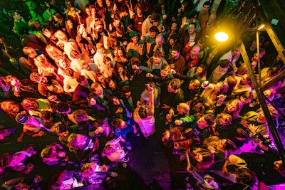 Vrienden van Oersoep Live: geen moshpit, maar Keizer Karelpit op ‘Witch Doctor’