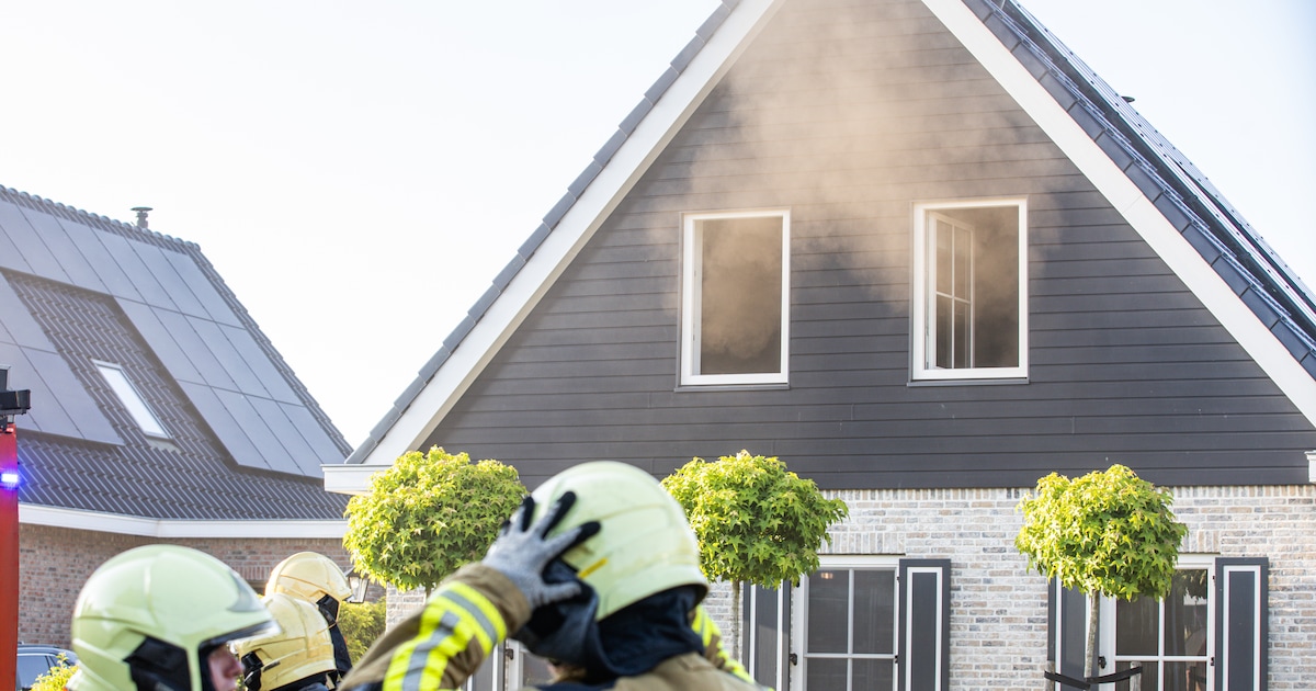 Brand in woning aan Poeldyk in Elahuizen, rook trekt door het hele huis