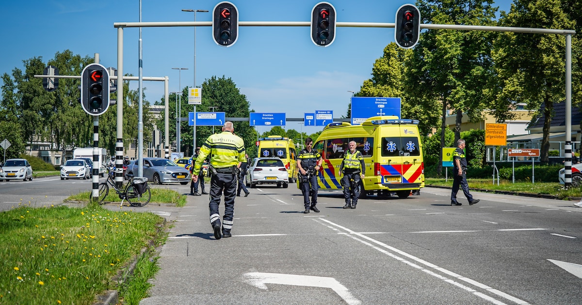 Fietsster ernstig gewond na ongeluk met taxi in Emmen: traumahelikopter geland