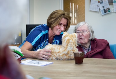 Hier wordt zorg van de toekomst ontwikkeld, maar kunnen bewoners ook hulpmiddelen lenen én werk zoek