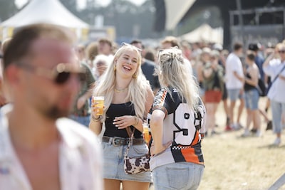 LIVE Zwarte Cross 2026 | Enkel stuntman niet gebroken • Wordt verboden lied toch gezongen? • Iets ko