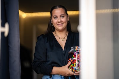 Elena (21) vertelt jongeren met kralen over haar goede en slechte dagen, en wat schelden met kanker aanricht