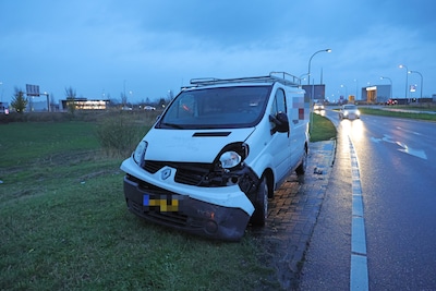 Botsing in Waalwijk tussen bestelbus en auto zorgt voor schade bij beide voertuigen