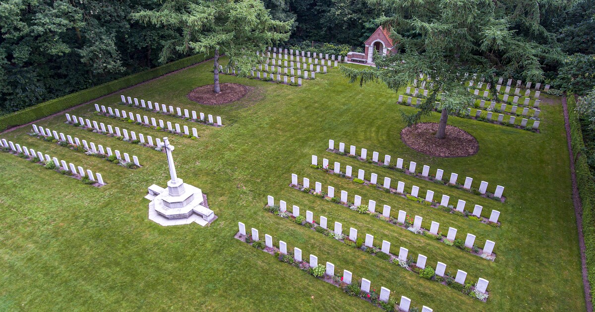 Rondleiding op Overloon War Cemetery tijdens War Graves Week