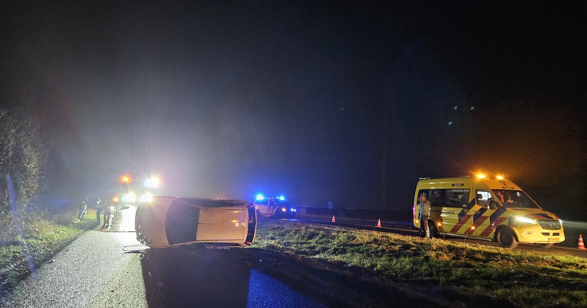 Auto op de kant bij eenzijdig ongeval op N9 bij Callantsoog