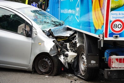 Eén persoon gewond na aanrijding op kruising in Wapenveld