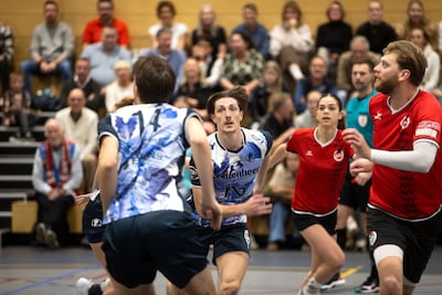 Korfballer Tim treedt bij Fortuna in voetsporen van zus Claire: ‘Vroeger mocht ik oplopen met m’n id