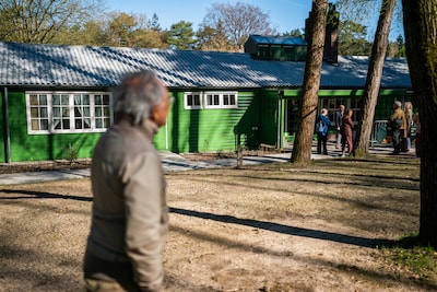 Nazaten bewoners helpen mee met vernieuwing Molukse barak Openluchtmuseum: ‘Veel Nederlanders associ
