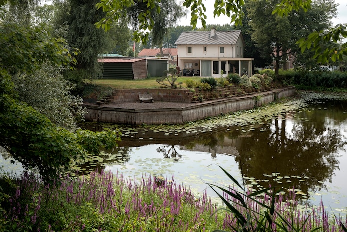 een-blik-op-marten-van-rossemsingel-98-in-zaltbommel-het-huis-staat-op-een-prive-eiland