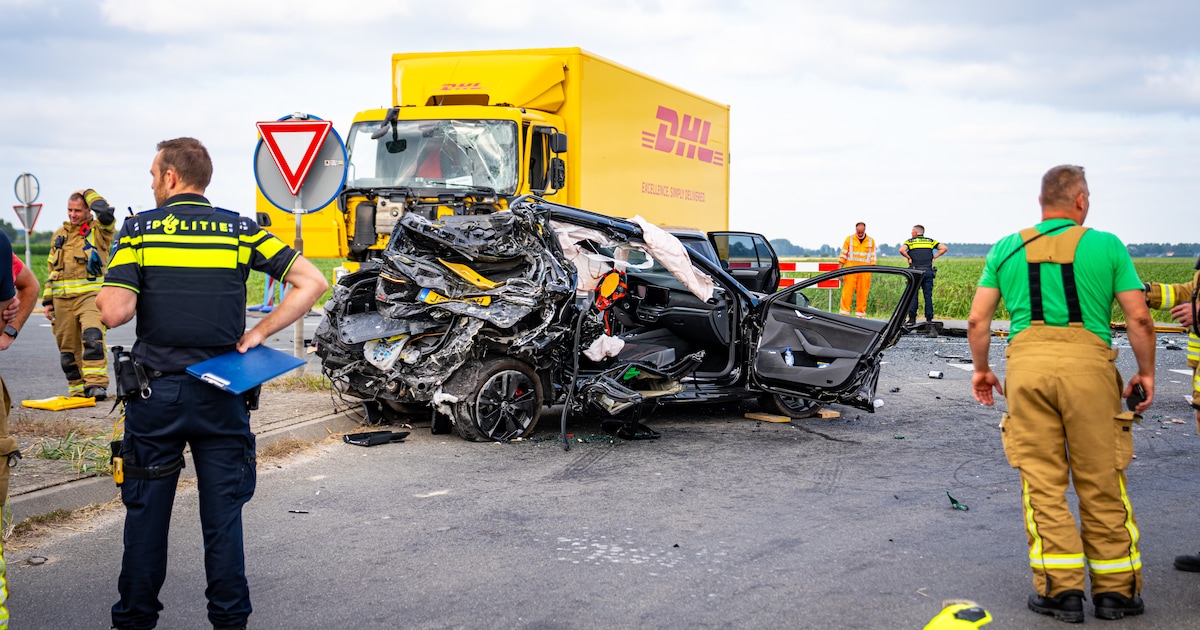 Enorme ravage na aanrijding tussen vrachtwagen en twee auto's in Nieuwe-Tonge, twee personen gewond