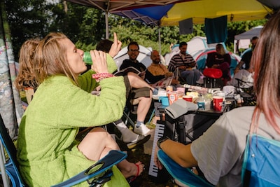 LIVE Lowlands | Festivalbezoekers kruipen uit hun tent • Pilsje bij het ontbijt