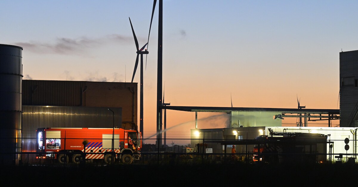 Brand in bedrijfspand in Farmsum door brandend voorwerp bij gevel