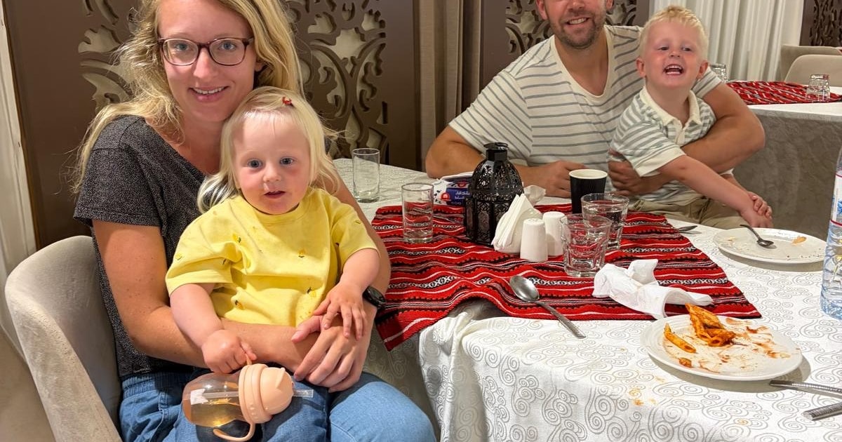 Terwijl overal Nederlanders worden geëvacueerd, zit gezin uit Meppel vast in Qatar: ‘We voelen ons m