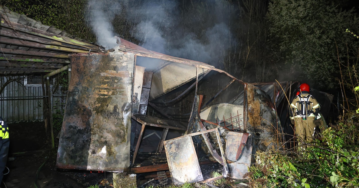 Flinke vlammenzee legt keet in de as achter jongerencentrum in Emmeloord