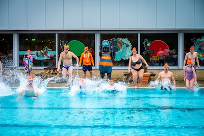 Vrouw (85) met geweld overvallen in eigen huis, bikkels springen in ijskoud water bij nieuwjaarsduik