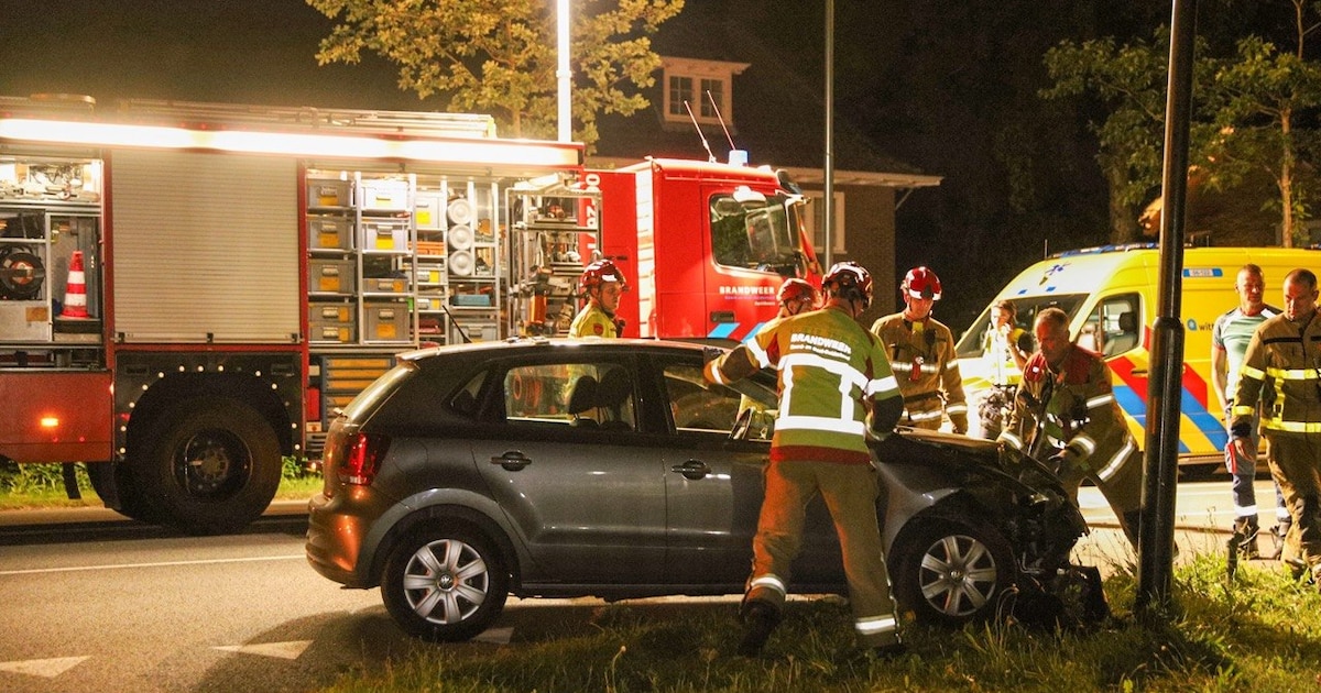 Auto knalt tegen lantaarnpaal op Arnhemseweg in Apeldoorn