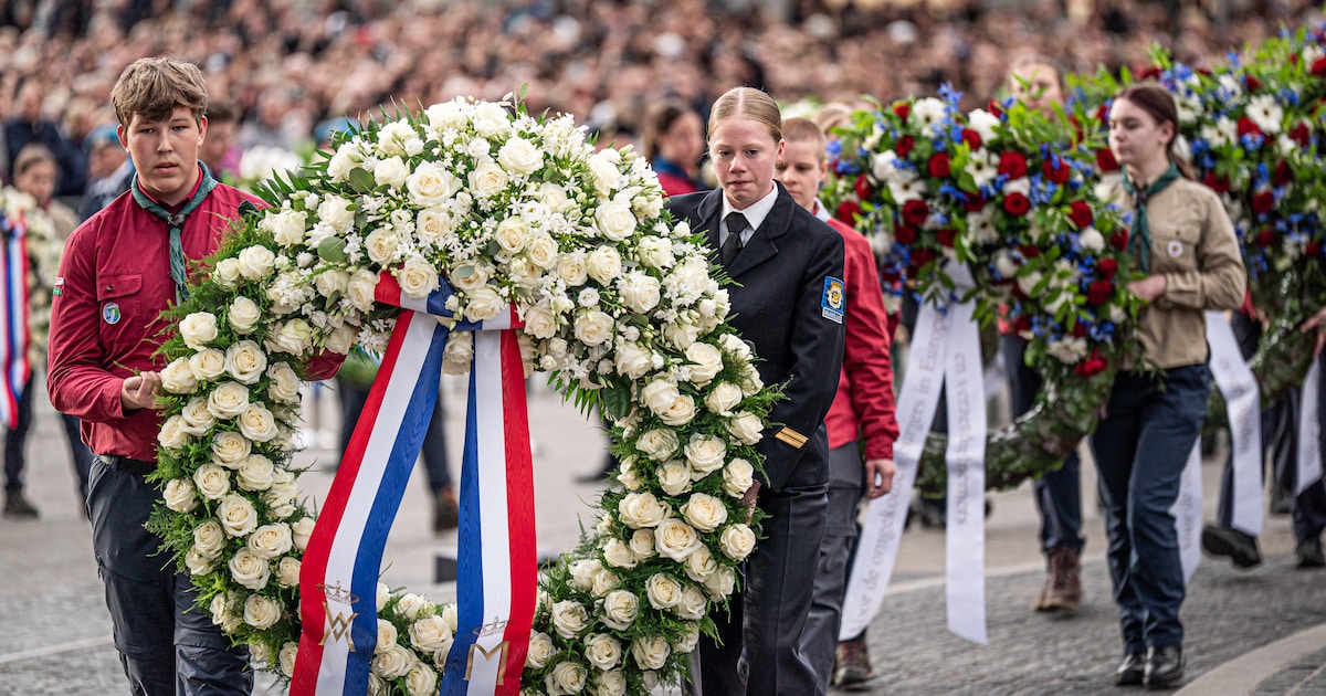 Veteranen, scholen en gemeente leggen kransen bij monument Hardinxveld-Giessendam op 4 mei