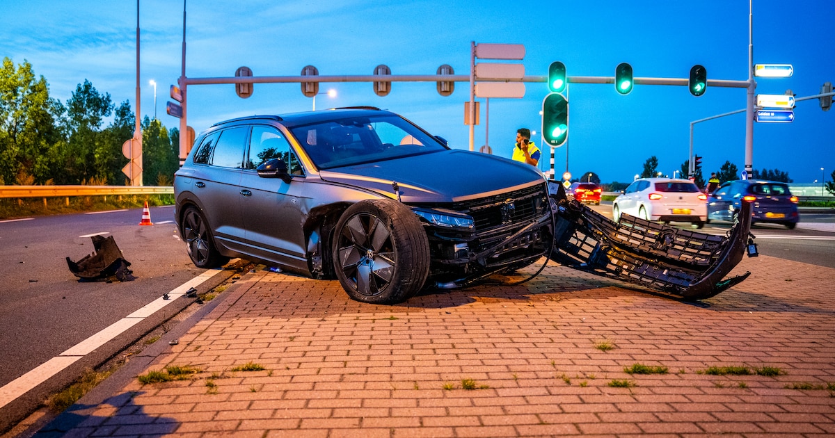 Auto en taxi botsen op Boskoopseweg in Alphen, N207 richting Boskoop dicht