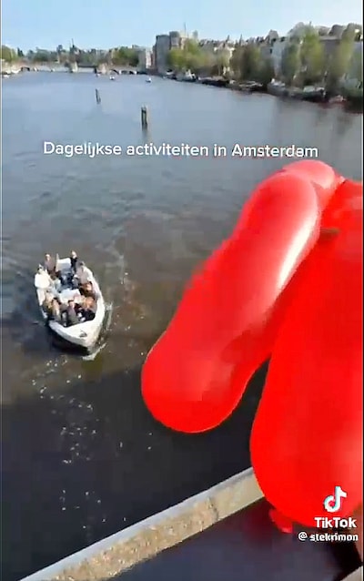 Schippers van Amsterdamse rondvaartboten worden wekelijks bekogeld met waterballonnen en eieren: ‘Di