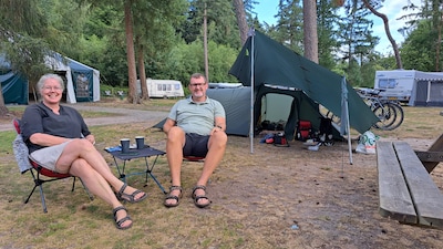 Ruud en Renate gebruiken geen stroom: ‘Alles wat we nodig hebben, past op de fiets’