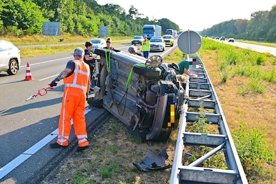 Auto slaat op zijn kant na botsing op A67 bij Veldhoven, hond komt met de schrik vrij