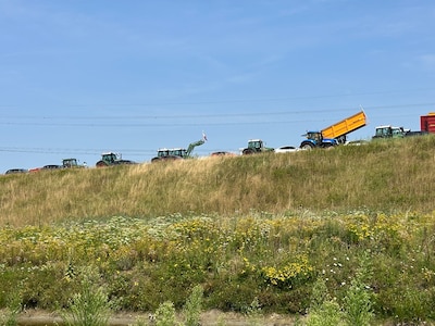 Boeren blokkeren met trekkers A35 bij Almelo, tientallen voertuigen op snelweg