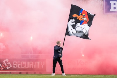 Derbyzeges, veel rode kaarten en eerste goals Mimoun Mahi: lees hier al het voetbalnieuws uit jouw g