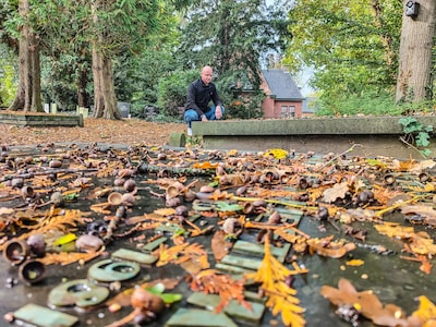 Michél startte een insta-account vol grafstenen: 'Ik heb een fascinatie voor begraafplaatsen'