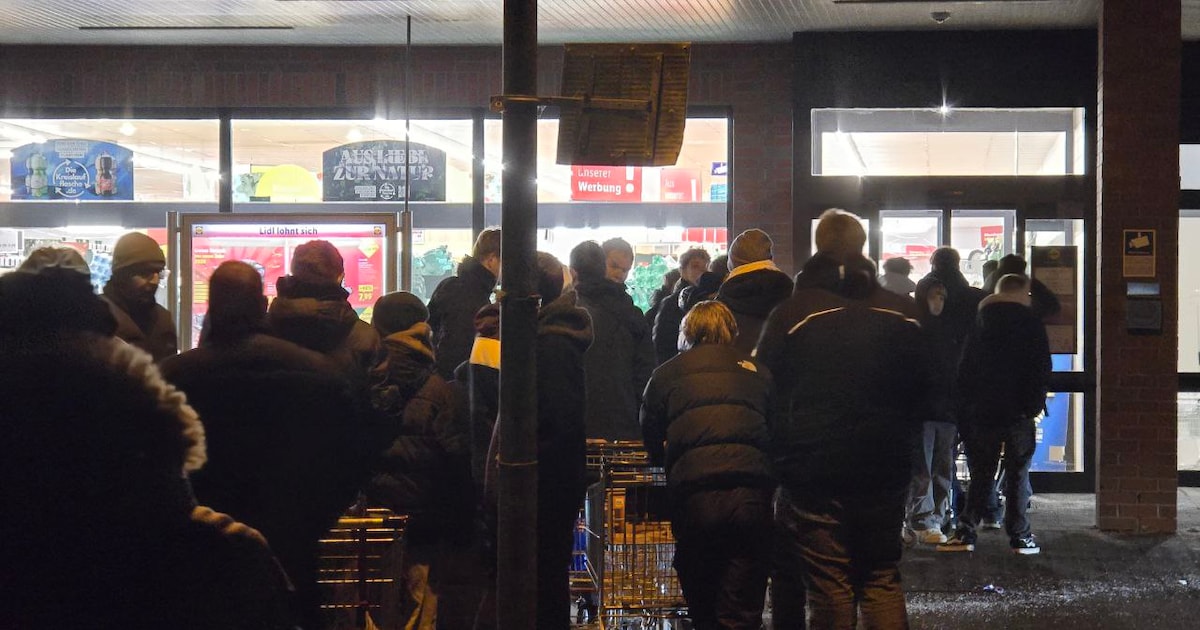 Vroeg in de rij voor vuurwerk net over de grens in Duitsland