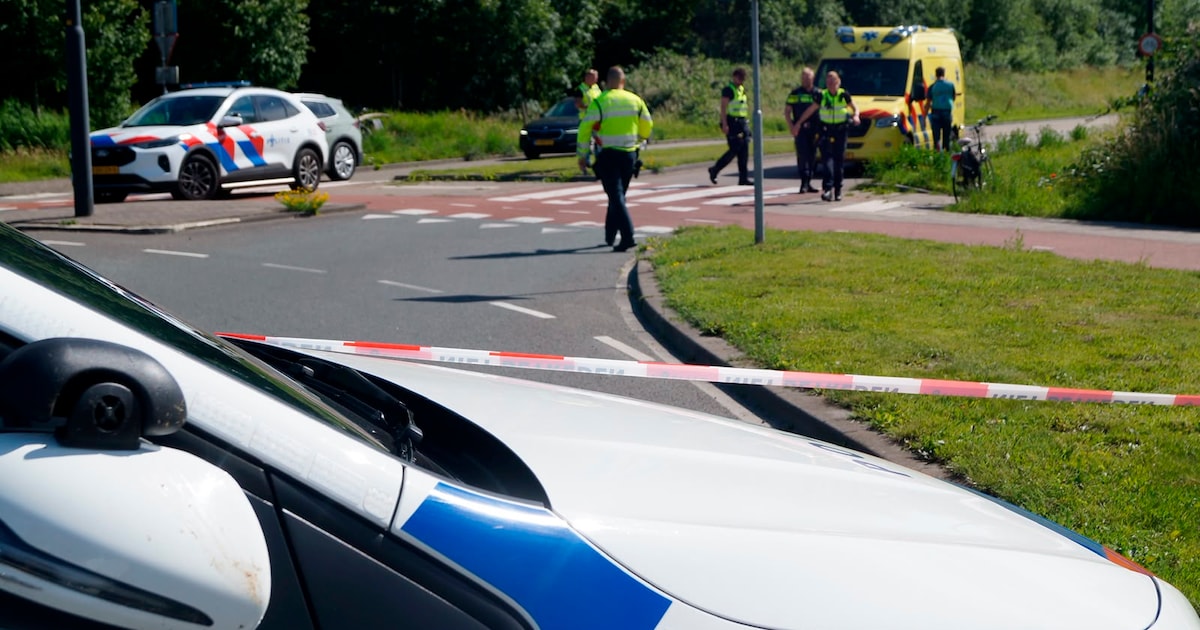 Fietser aangereden op rotonde Oosttangent en Beukenlaan in Heerhugowaard, dader rijdt weg