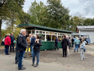 Historische Apeldoornse buskiosk is nu mini-museum in Loenen