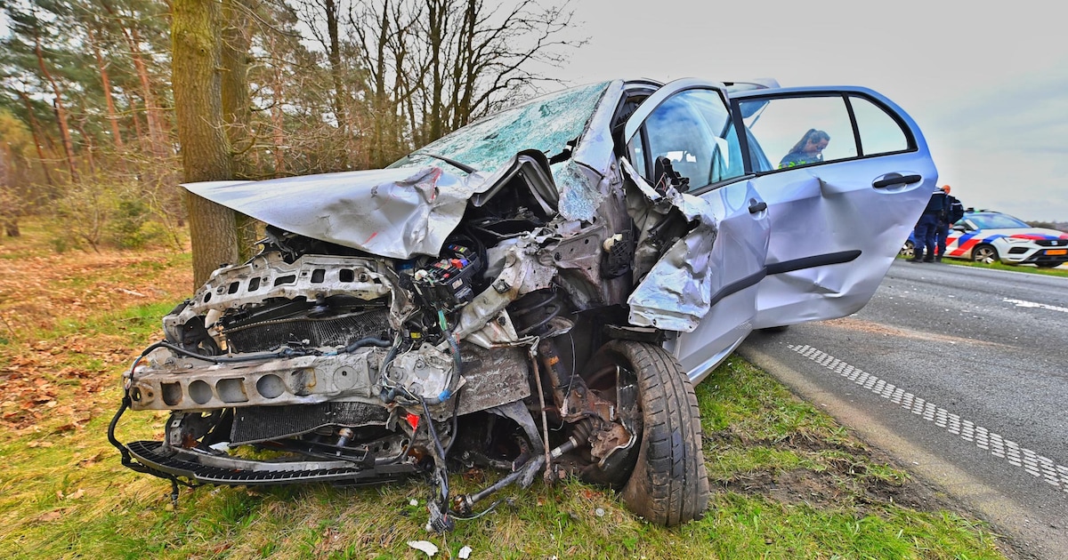 Gewonde bij frontale botsing tussen auto en vrachtwagen op N69 bij Valkenswaard, weg in beide richti