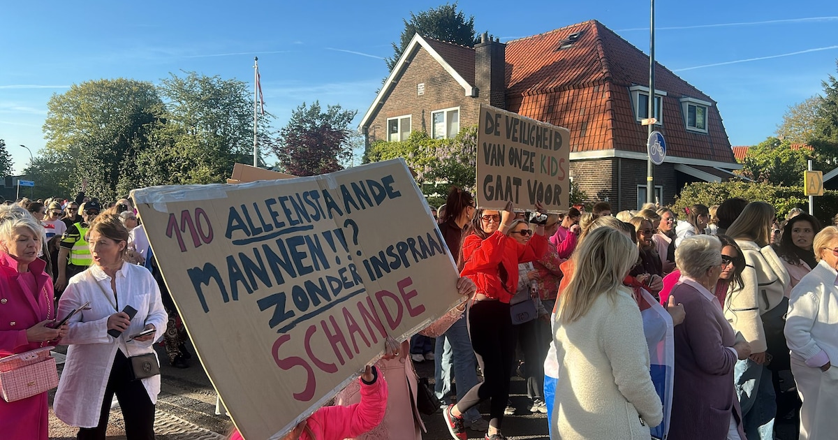 Honderden vrouwen in Loosdrecht de straat op: ‘Asielplan moet van de baan’