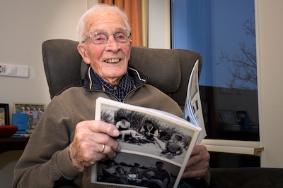 103 jaar en blind: zo viert vrolijke Wim zijn verjaardag in een verpleeghuis