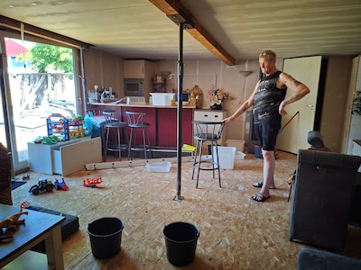 Zwembadje in de voortuin, emmers in de serre, maar de verzekering van Frits en Anne houdt de boot no