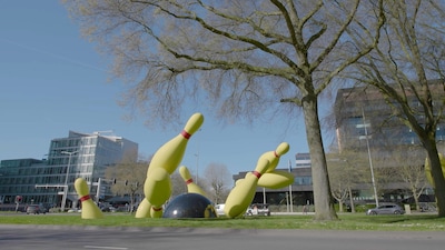 Aha! In dit tv-programma ontdek je het verhaal van kunstwerk Flying Pins in Eindhoven