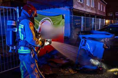 Smeulend vuurwerkafval veroorzaakt containerbrand in Helmondse flat, man ademt rook in