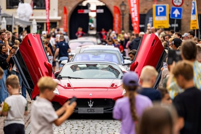 71-jarige Adri wordt weer kind tussen glimmende supercars: ‘Mijn kleinkinderen mogen niet aan opa’s 